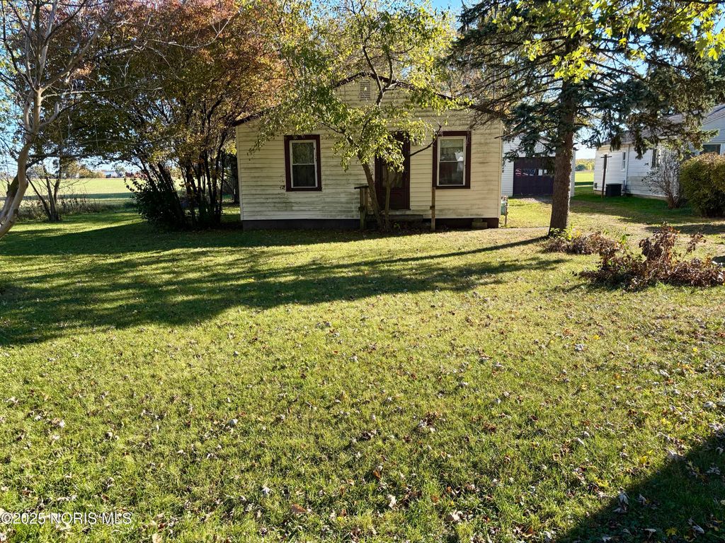 Photo for 203 Eastwood Avenue, Oregon, OH 43616 (MLS # 10000623)