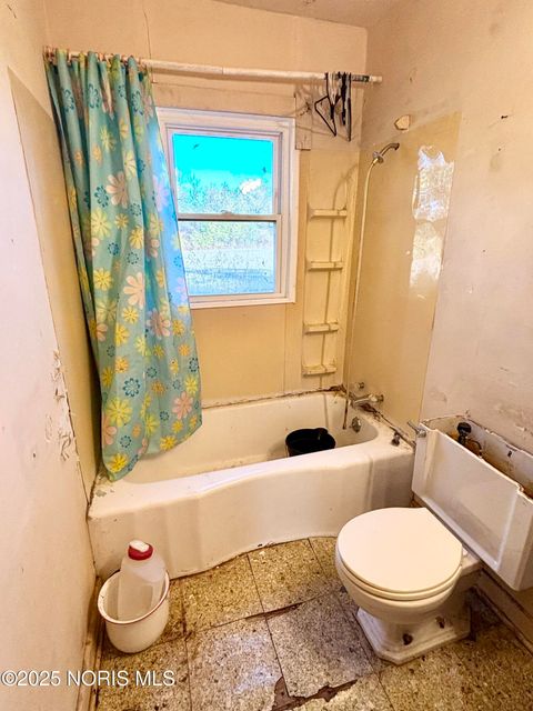 Tiny photo for 203 Eastwood Avenue, Oregon, OH 43616 (MLS # 10000623)