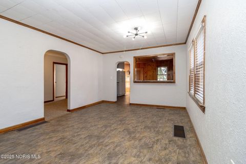 Tiny photo for 402 E Indiana Avenue, Maumee, OH 43537 (MLS # 10000722)