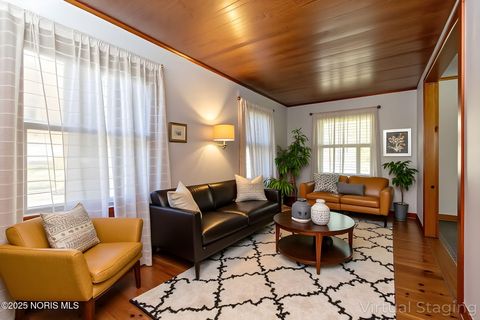 Tiny photo for 402 E Indiana Avenue, Maumee, OH 43537 (MLS # 10000722)