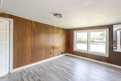 Tiny photo for 210 E Poe Road, Bowling Green, OH 43402 (MLS # 10008315)