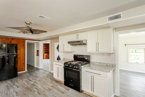 Tiny photo for 210 E Poe Road, Bowling Green, OH 43402 (MLS # 10008315)