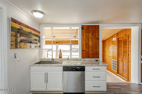 Tiny photo for 210 E Poe Road, Bowling Green, OH 43402 (MLS # 10008315)