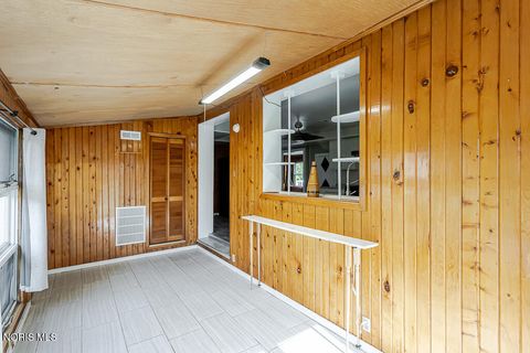 Tiny photo for 210 E Poe Road, Bowling Green, OH 43402 (MLS # 10008315)