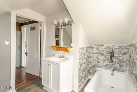 Tiny photo for 210 E Poe Road, Bowling Green, OH 43402 (MLS # 10008315)