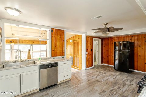 Tiny photo for 210 E Poe Road, Bowling Green, OH 43402 (MLS # 10008315)