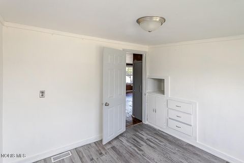 Tiny photo for 210 E Poe Road, Bowling Green, OH 43402 (MLS # 10008315)