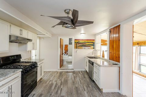 Tiny photo for 210 E Poe Road, Bowling Green, OH 43402 (MLS # 10008315)