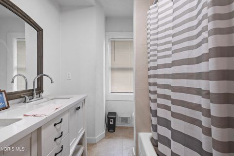 Tiny photo for 122 Columbia Street, Toledo, OH 43620 (MLS # 10004154)