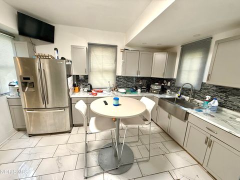 Tiny photo for 1128 Oakwood Avenue, Toledo, OH 43607 (MLS # 10007705)