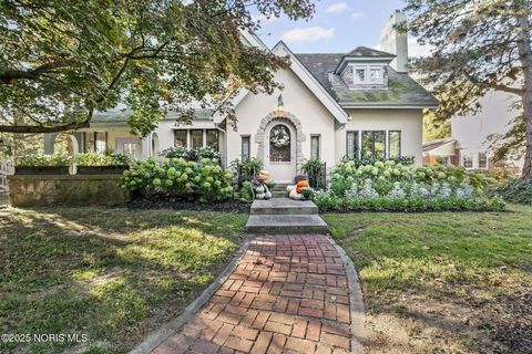 Photo of 3305 W Bancroft Street, Ottawa Hills, OH 43606 (MLS # 10000263)