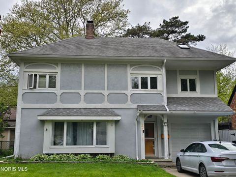 Photo of 2717 Goddard Road, Toledo, OH 43606 (MLS # 10007227)