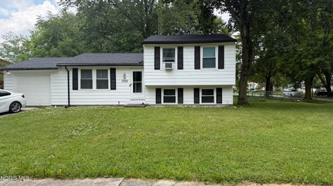 Photo of 3726 Loch Lomond Avenue, Toledo, OH 43607 (MLS # 10010207)