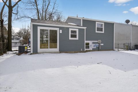 Tiny photo for 4702 Vallejo Drive, Toledo, OH 43615 (MLS # 10004110)