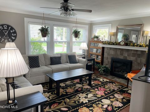 Tiny photo for 606 River Road, Maumee, OH 43537 (MLS # 10006614)