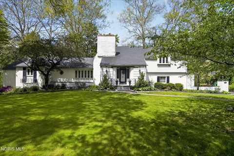 Photo of 3700 W Bancroft Street, Ottawa Hills, OH 43606 (MLS # 10007300)