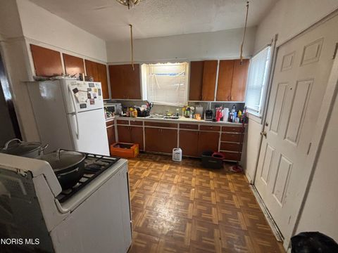 Tiny photo for 457 W Manhattan Boulevard, Toledo, OH 43608 (MLS # 10005321)