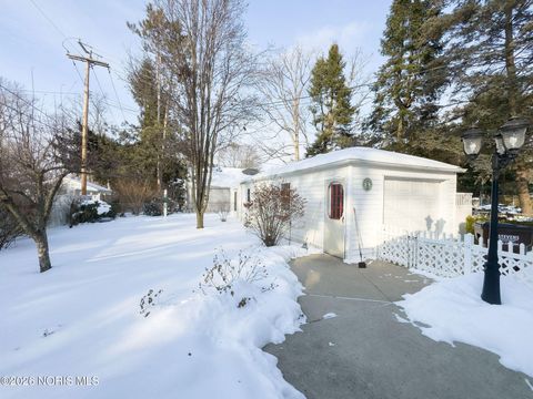 Tiny photo for 5652 Goodhue Drive, Toledo, OH 43615 (MLS # 10003879)
