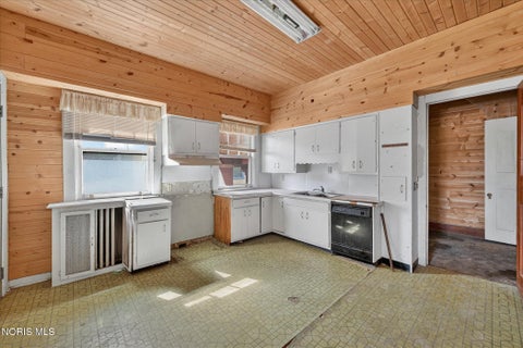 Tiny photo for 2146 Parkwood Avenue, Toledo, OH 43620 (MLS # 10014175)