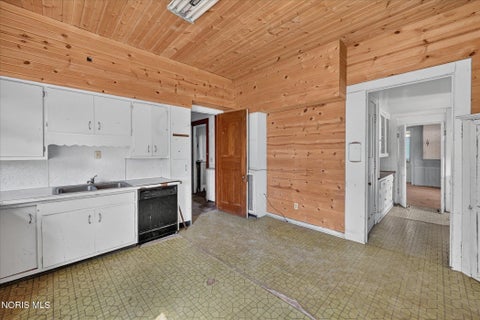 Tiny photo for 2146 Parkwood Avenue, Toledo, OH 43620 (MLS # 10014175)