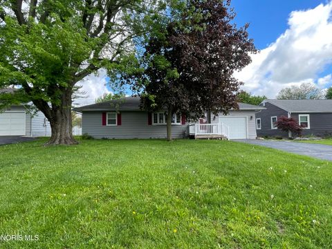Photo of 220 E Yates Avenue, Findlay, OH 45840 (MLS # 10007133)
