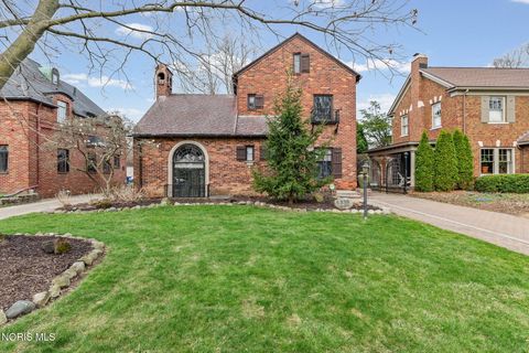 Photo of 2235 Meadowwood Drive, Toledo, OH 43606 (MLS # 10005809)