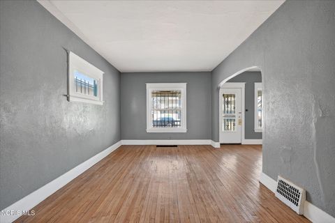 Tiny photo for 3240 N Detroit Avenue, Toledo, OH 43610 (MLS # 10004889)