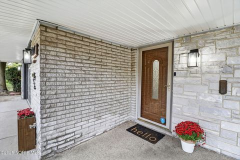 Tiny photo for 3607 Roberta Drive, Toledo, OH 43614 (MLS # 10000230)