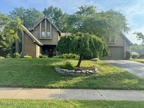 Photo of 6122 Henthorne Drive, Maumee, OH 43537 (MLS # 10010801)