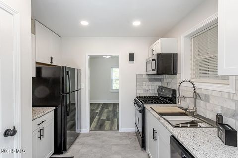 Tiny photo for 2149 Westbrook Drive, Toledo, OH 43613 (MLS # 10008361)