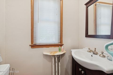 Tiny photo for 1942 Wellesley Drive, Toledo, OH 43606 (MLS # 10000685)