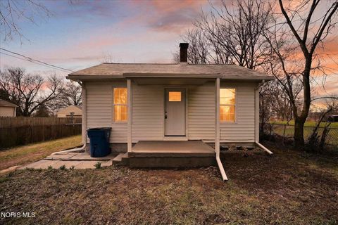 Photo of 1060 Patchen Road, Oregon, OH 43616 (MLS # 10005896)