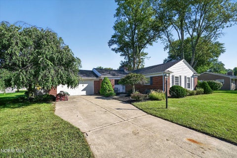 Photo of 5040 Macklyn Drive, Toledo, OH 43615 (MLS # 10013688)