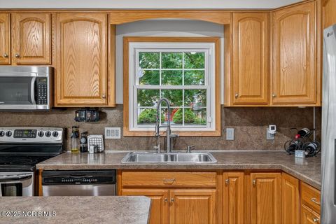 Tiny photo for 538 Cambridge Park, Maumee, OH 43537 (MLS # 10000329)