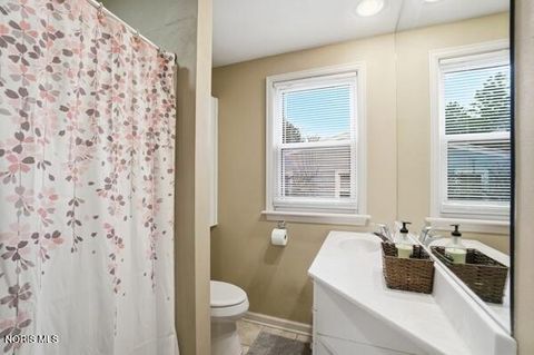 Tiny photo for 737 Inwood Place, Maumee, OH 43537 (MLS # 10004364)