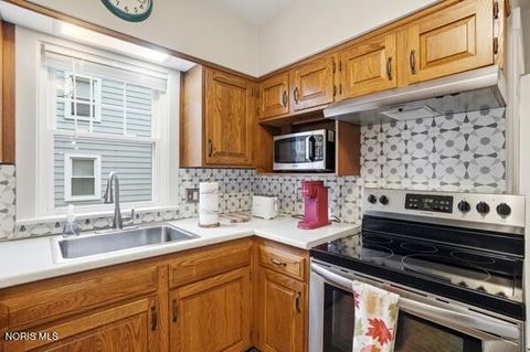 Tiny photo for 737 Inwood Place, Maumee, OH 43537 (MLS # 10004364)