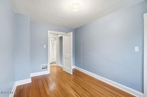 Tiny photo for 737 Inwood Place, Maumee, OH 43537 (MLS # 10004364)