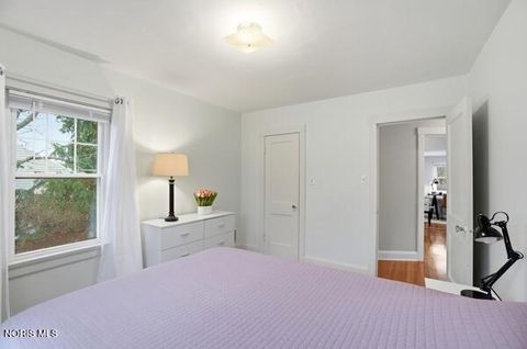 Tiny photo for 737 Inwood Place, Maumee, OH 43537 (MLS # 10004364)