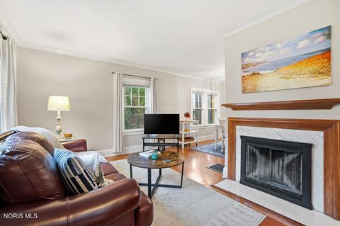 Tiny photo for 737 Inwood Place, Maumee, OH 43537 (MLS # 10004364)