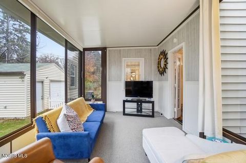 Tiny photo for 737 Inwood Place, Maumee, OH 43537 (MLS # 10004364)