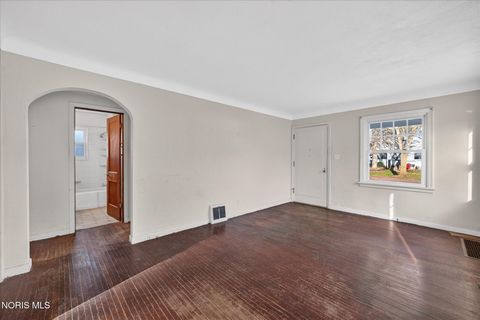 Tiny photo for 915 Mackow Drive, Toledo, OH 43607 (MLS # 10005352)