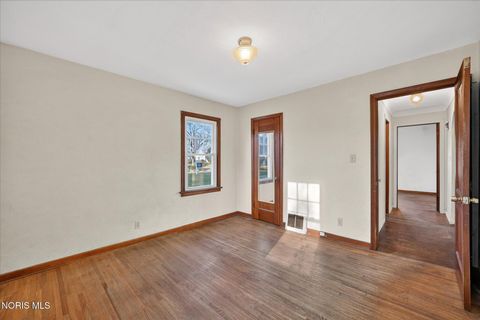 Tiny photo for 915 Mackow Drive, Toledo, OH 43607 (MLS # 10005352)