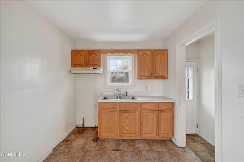 Tiny photo for 915 Mackow Drive, Toledo, OH 43607 (MLS # 10005352)