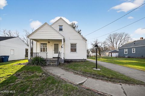 Photo of 915 Mackow Drive, Toledo, OH 43607 (MLS # 10005352)