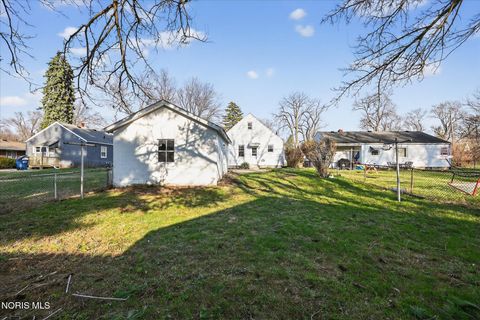 Tiny photo for 915 Mackow Drive, Toledo, OH 43607 (MLS # 10005352)