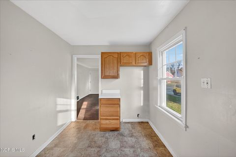 Tiny photo for 915 Mackow Drive, Toledo, OH 43607 (MLS # 10005352)