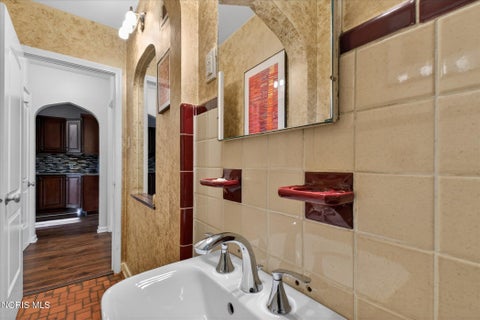 Tiny photo for 2204 Orchard Road, Toledo, OH 43606 (MLS # 10013226)