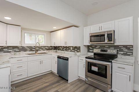 Tiny photo for 2740 Robinwood Avenue, Toledo, OH 43610 (MLS # 10005765)