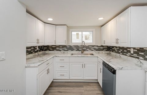 Tiny photo for 2740 Robinwood Avenue, Toledo, OH 43610 (MLS # 10005765)