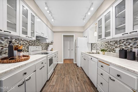 Tiny photo for 4025 Sherwood Forest Manor Road #Apt 4, Toledo, OH 43623 (MLS # 10007179)